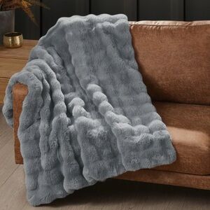 Nwot Frye Luxe throw gray faux rabbit bubble blanket